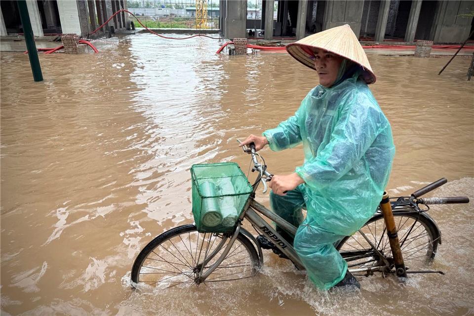 In Hanoi waren viele Straßen völlig überflutet.Hau Dinh/AP/dpa