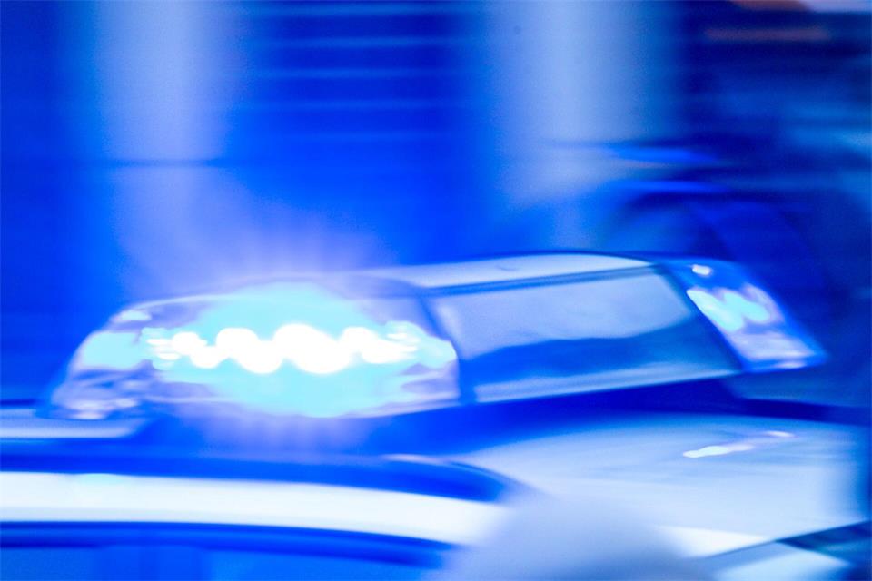 In Hattenheim im Rheingau-Taunus-Kreis stellte die Polizei Schusswaffen sicher. (Symbolbild)Jens Büttner/dpa