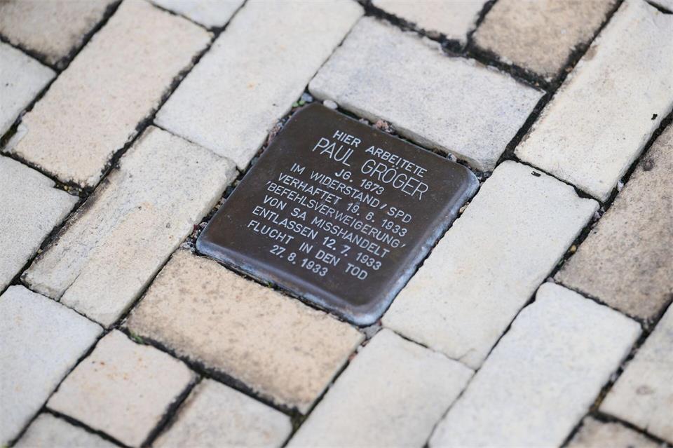 In Heidenau sollen nach einem Stadtratsbeschluss keine Stolpersteine mehr verlegt werden. (Archivbild)Robert Michael/dpa