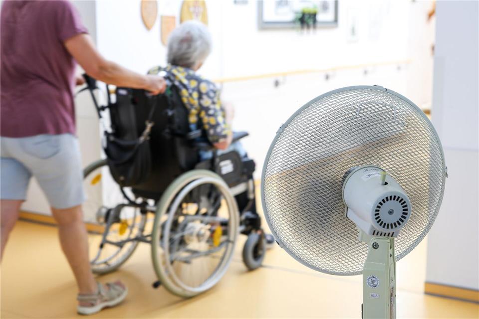 In Heimen brauchen es mehr Hitzeschutz, mahnen Patientenschützer. (Symbolbild) Christoph Reichwein/dpa