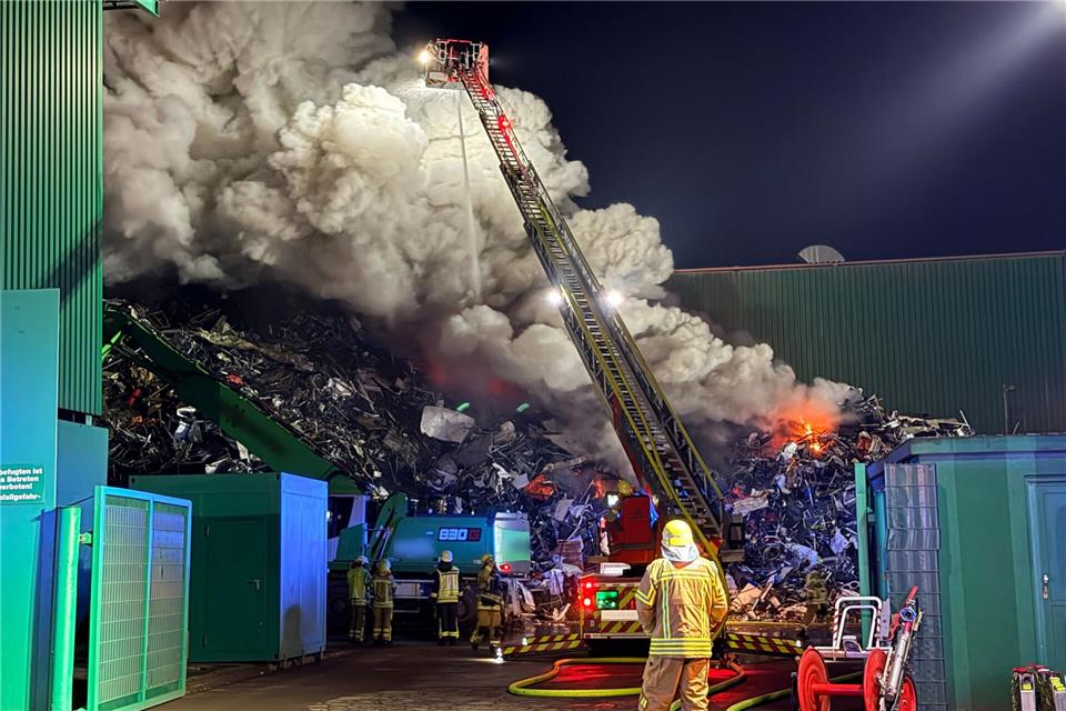 In Herne brennt es derzeit auf einem Schrottplatz.Michael Weber/WTVnews/dpa