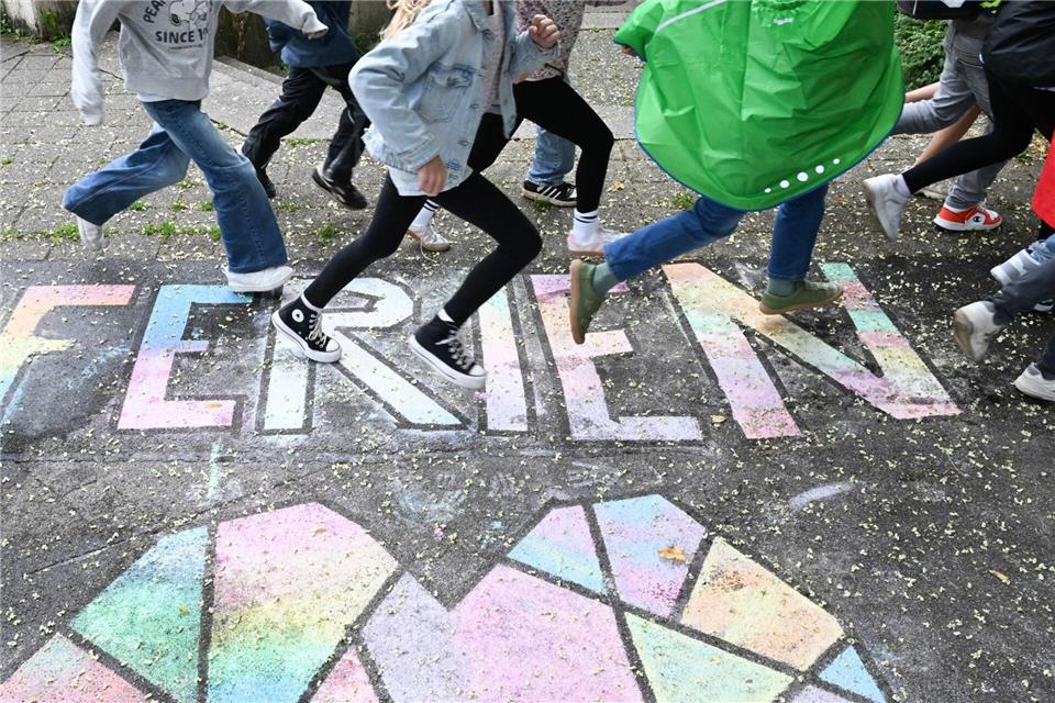 In Hessen beginnen die Osterferien. (Symbolbild)Bernd Weißbrod/dpa