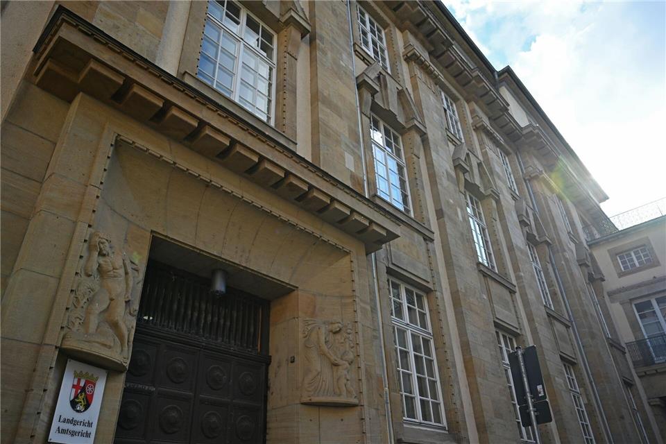 In Hessen beschäftigter Polizist wegen kinderpornografischen Bildmaterials zu Bewährungsstrafe verurteilt. (Symbolbild)Michael Brandt/dpa