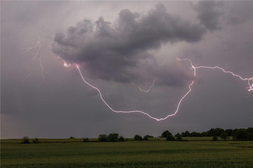 In Hessen sind weiterhin Gewitter möglich. (Symbolbild)Jan Eifert/dpa