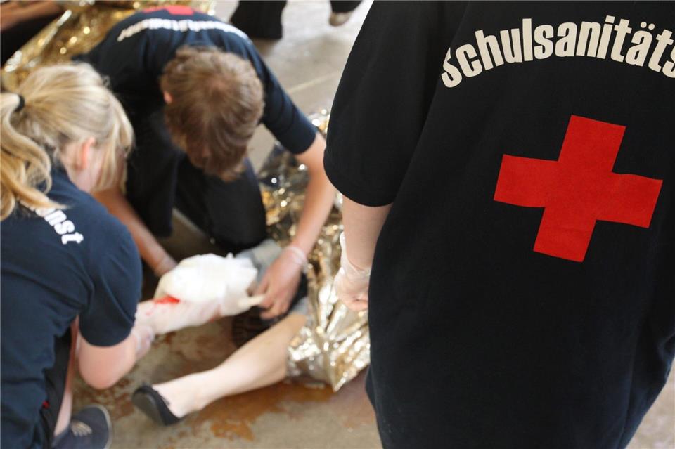 In Hessen und dem Saarland sind Wiederbelebungskurse in der Schule bereits Pflicht, NRW will folgen. (Symbolbild)picture alliance / dpa