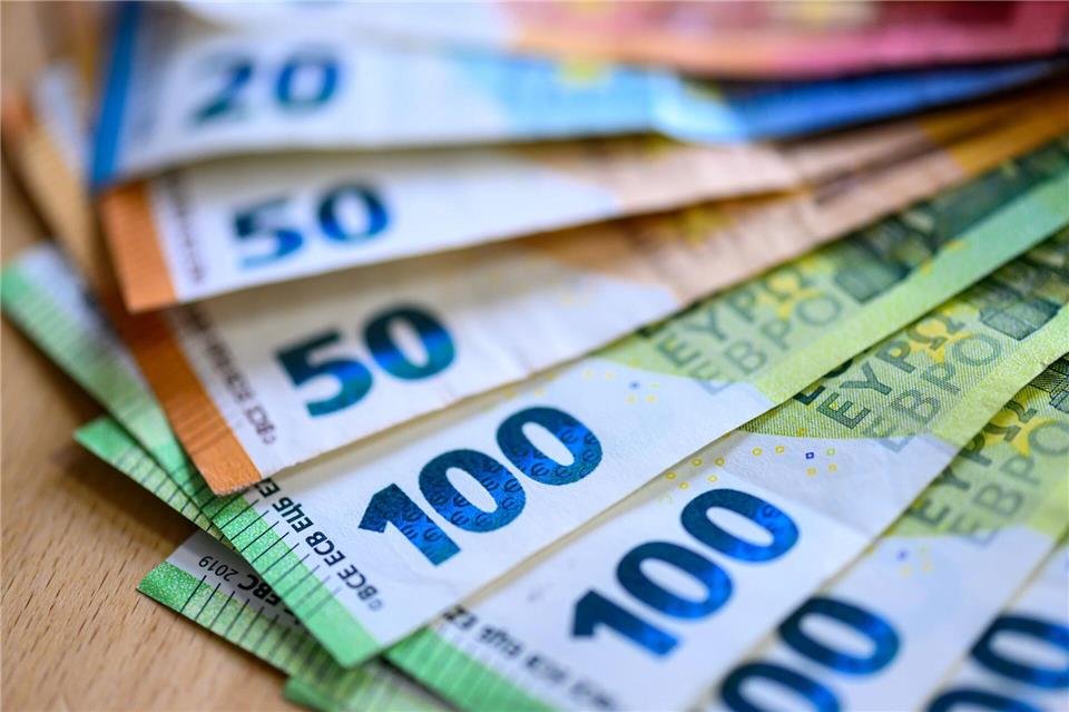 In Hessens Tarifrunde 2026 für die Landesbeschäftigten dringen die Gewerkschaften auf sieben Prozent mehr Geld - mindestens aber 300 Euro zusätzlich. (Symbolbild)Hendrik Schmidt/dpa