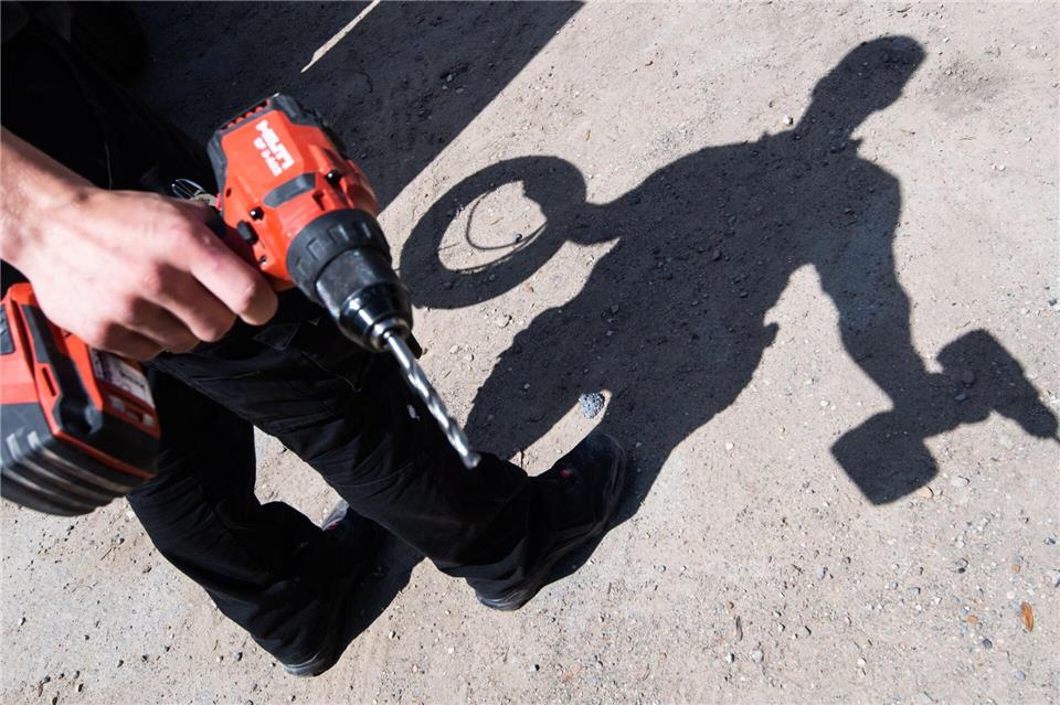 In Hildesheim hielt ein Passant einen Akkuschrauber für eine Schusswaffe und alarmierte die Polizei. (Symbolbild)Julian Stratenschulte/dpa