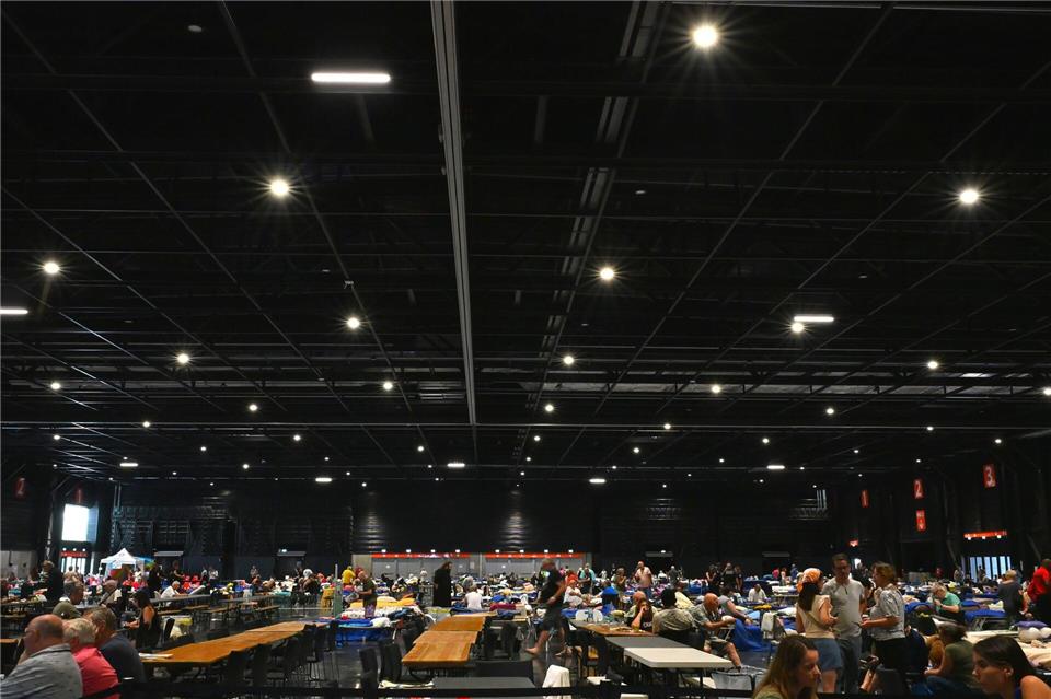 In Hoch-Zeiten waren fast 7.000 Menschen in der Notunterkunft in den Messehallen untergebracht.Katharina Kausche/dpa