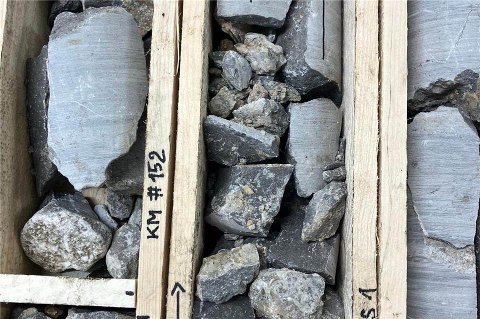 In Holzkisten stecken wertvolle Bohrkerne der Krefelder Forschungsbohrung zu Erdwärme.  Volker Danisch/dpa