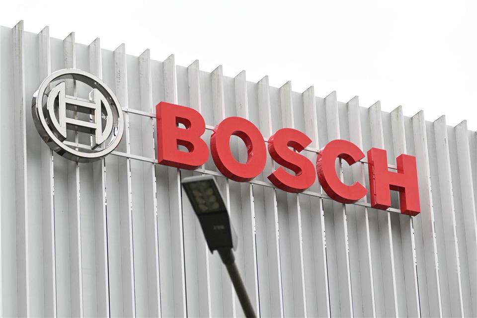 In Homburg werden die operativen Aktivitäten künftig weitgehend am Werksteil Ost konsolidiert. (Symbolbild)Bernd Weißbrod/dpa