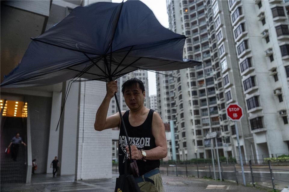 In Hongkong galt die höchste Taifun-Warnstufe. Chan Long Hei/AP/dpa