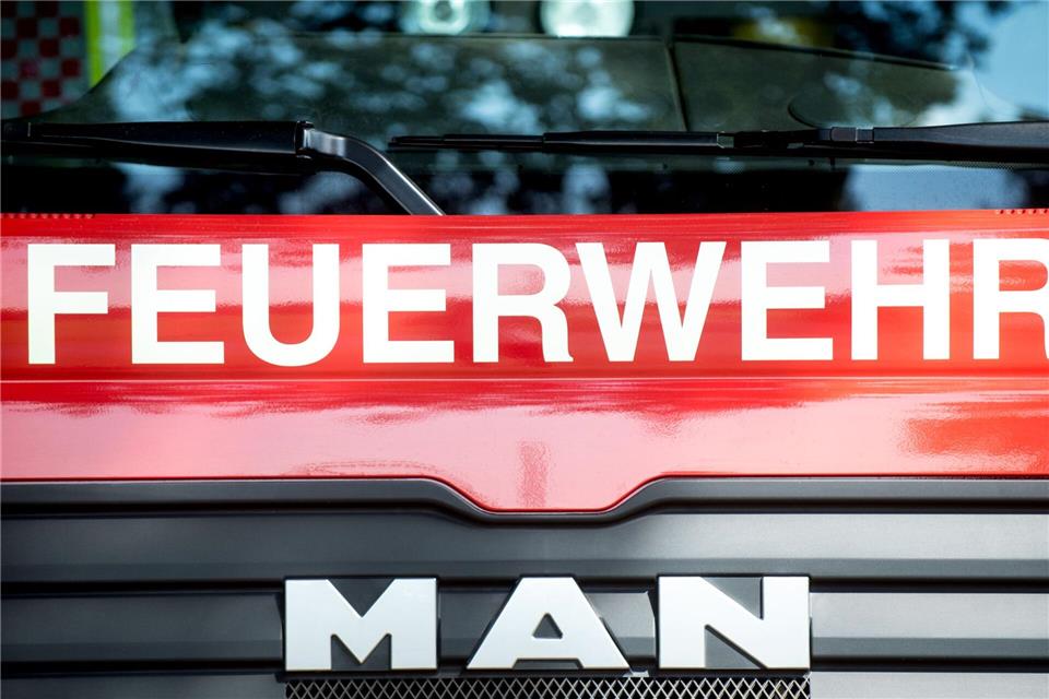 In Husby bei Flensburg musste die Feuerwehr einen Brand in einer Tischlerei löschen. (Symbolbild)Hauke-Christian Dittrich/dpa