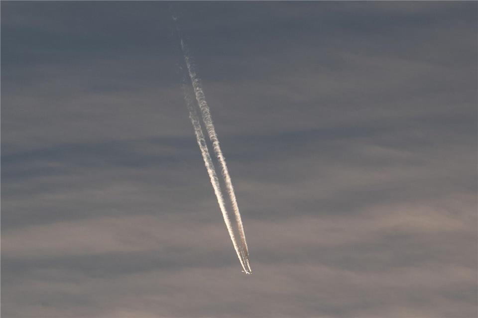 In Indonesien wird ein Flugzeug vermisst. (Symbolfoto)Federico Gambarini/dpa
