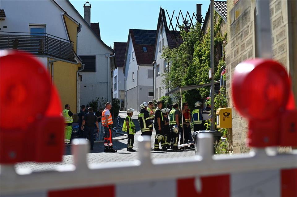 In Ingersheim soll ein Bewohner den Dachstuhl seines Hauses angezündet haben und Brandsätze geworfen haben.Jennifer Kramer/dpa