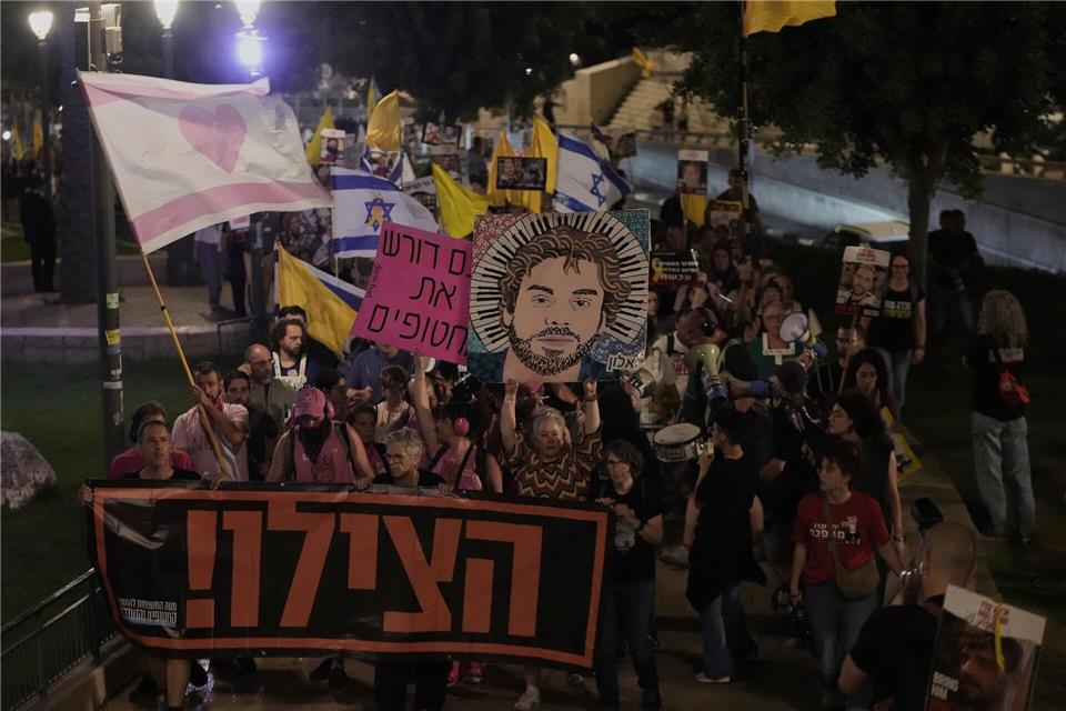 In Israel fordern erneut Tausende Menschen ein Ende des Krieges. Mahmoud Illean/AP/dpa