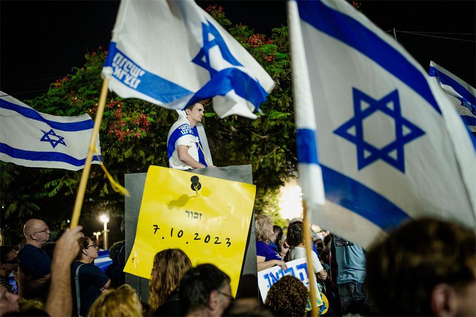 In Israel protestieren Zehntausende gegen die rechtsgerichtete Regierung. Erik Marmor/dpa