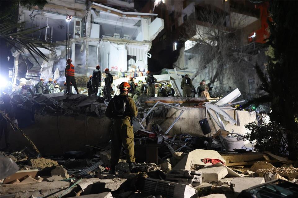 In Israel und im Iran kommt es zu weiteren Todesopfern.Oren Ziv/dpa