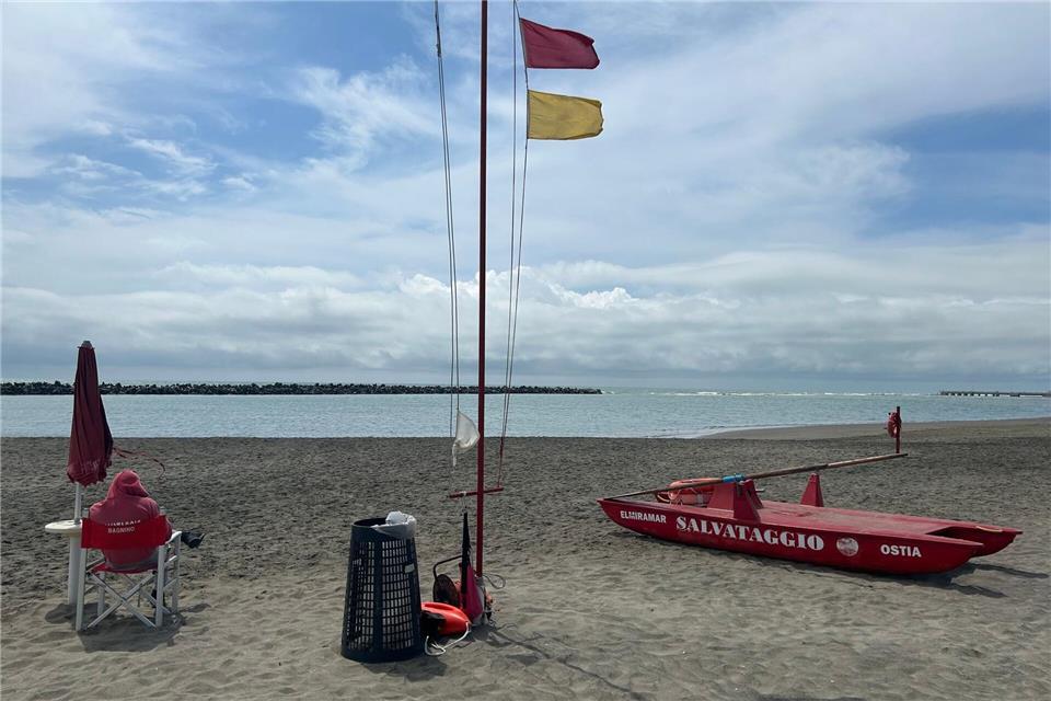 In Italien fehlt es an Strandwärtern - jetzt sollen Häftlinge helfen. (Archivbild)Christoph Sator/dpa