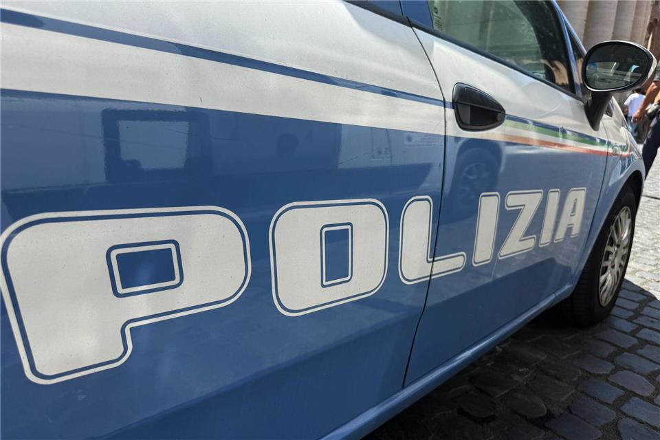 In Italien ist ein Busfahrer von Basketballfans bei einem Angriff tödlich verletzt worden. (Archivfoto)Sabina Crisan/dpa
