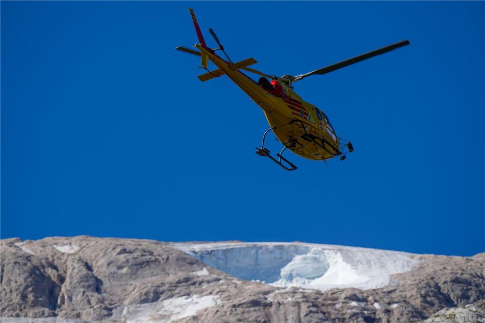 In Italien liegt in den Alpen noch nicht viel Schnee - jetzt wurde Schnee mit einem Hubschrauber eingeflogen. (Archivbild)Luca Bruno/AP/dpa