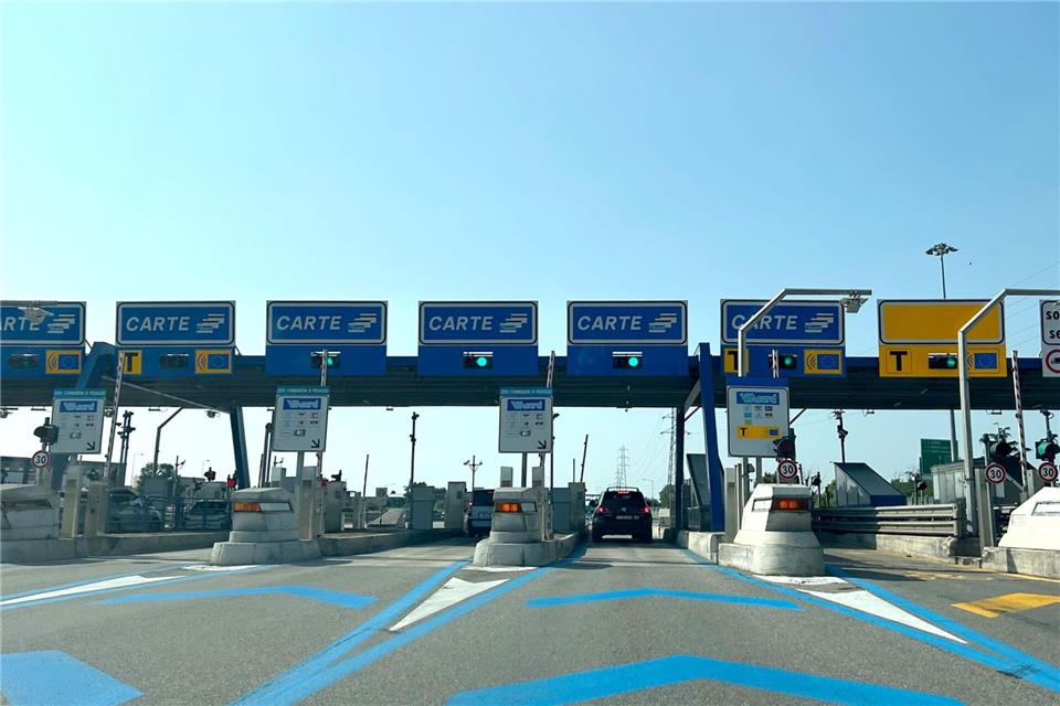 In Italien soll es bei Verspätungen wegen Autobahn-Baustellen jetzt Geld zurückgeben. (Archivfoto)Christoph Sator/dpa