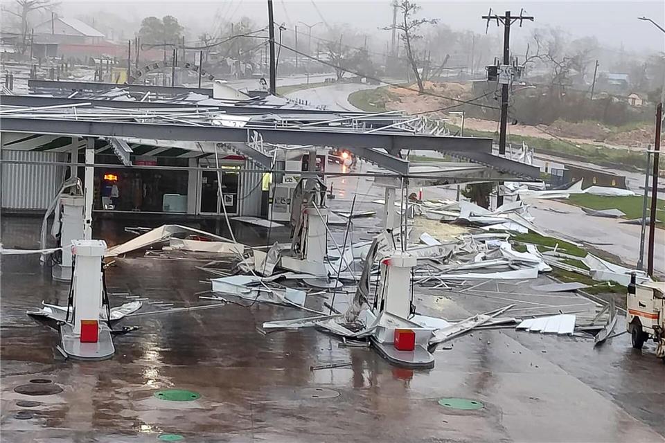 Straßen werden zu Flüssen: Hurrikan „Melissa“ erreicht Kuba  In Jamaika hat „Melissa“ schwere Zerstörung hinterlassen.-/Jamaica Observer via Xinhua/dpa