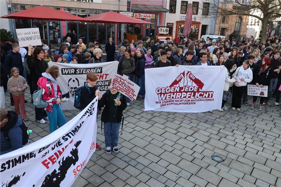 In Jena demonstrierten nach Polizei-Angaben rund 1.000 Schülerinnen und Schüler gegen eine Wehrpflicht. Bodo Schackow/dpa