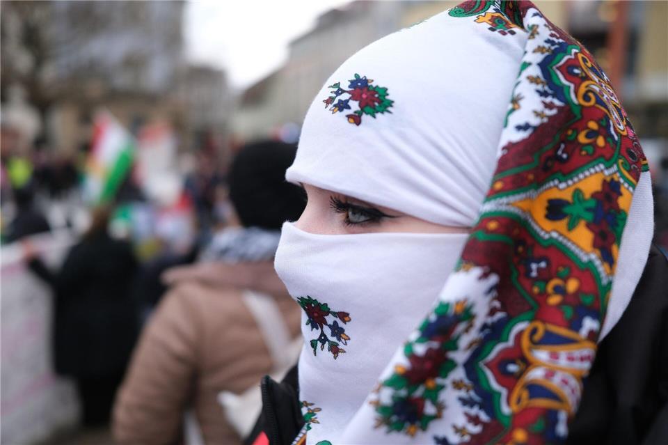 In Jena läuft eine Kundgebung mit Demonstration aus Solidarität mit den Kurden in Syrien.Sebastian Willnow/dpa