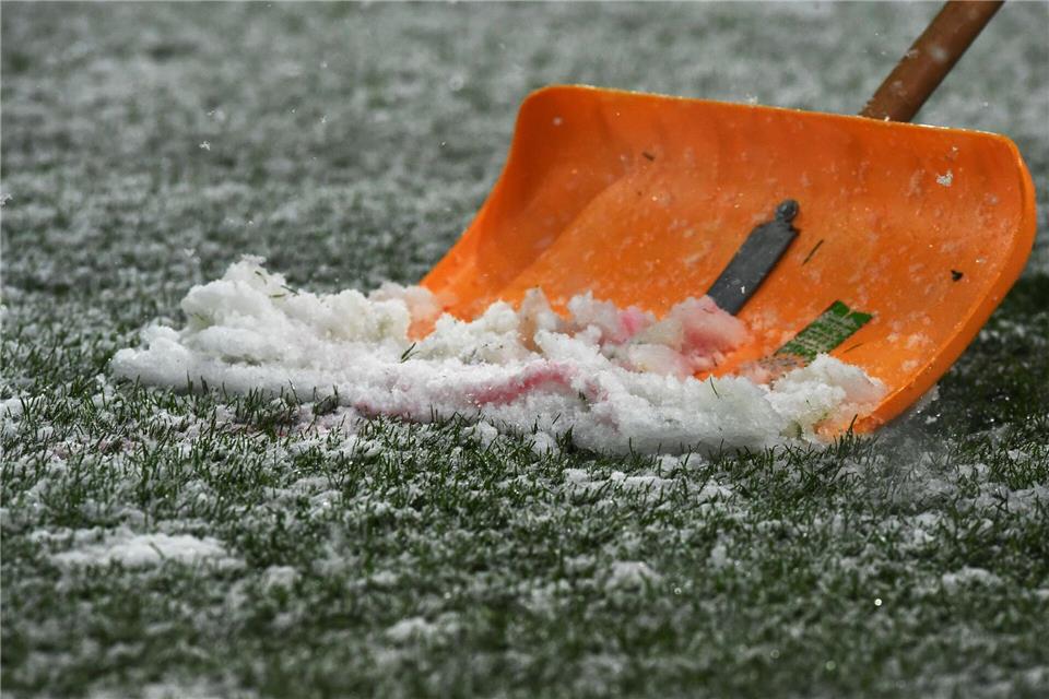 In Jena muss wegen des Schneefalls dieser Woche das Bundesliga-Spiel der Frauen gegen Bayern abgesagt werden. (Symbolbild)Patrick Seeger/dpa