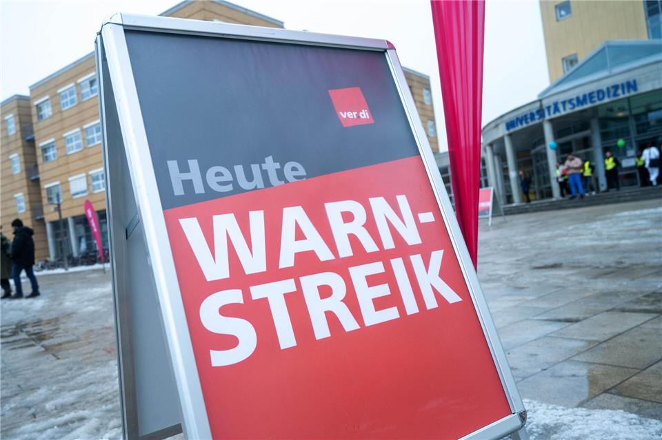 In Jena protestierten nach Gewerkschaftsangaben rund 400 Teilnehmer unter anderem für Tarifverträge für studentische Hilfskräfte. (Symbolbild)Stefan Sauer/dpa