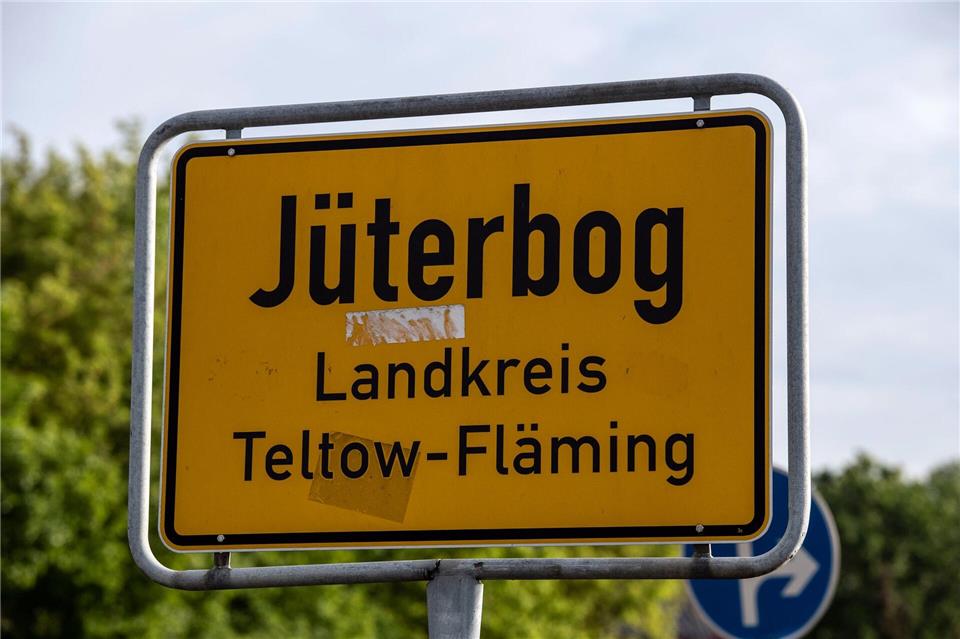 In Jüterbog ist die Polizei wegen des Verdachts des Verstoßes gegen das Kriegswaffenkontrollgesetz bei Durchsuchungen in einem Gebäude im Einsatz. (Symbolbild)Paul Zinken/dpa-Zentralbild/ZB