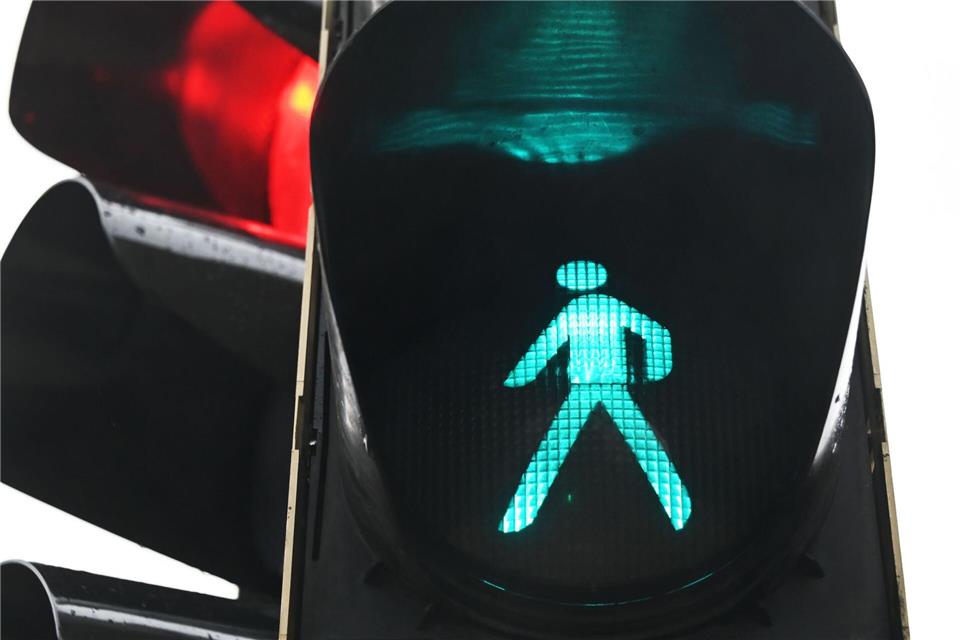 In Kaiserslautern soll künftig Betzi, das Maskottchen des 1. FCK, den Weg leuchten. (Symbolbild)Uli Deck/dpa