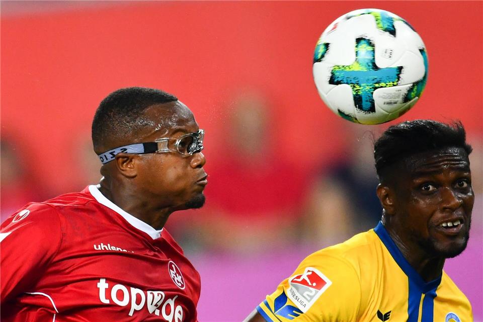 In Kaiserslautern spielte Gervane Kastaneer (l) mit einer Spezialbrille. (Archivbild)picture alliance / Uwe Anspach/dpa