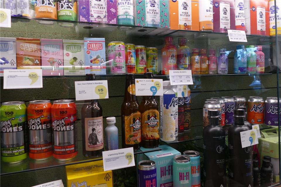 In Kalifornien werden Cannabis-Produkte in einem Shop angeboten. Der Studie zufolge macht eine solche Art der Kommerzialisierung einen deutlichen Unterschied. (Archivbild)Barbara Munker/dpa