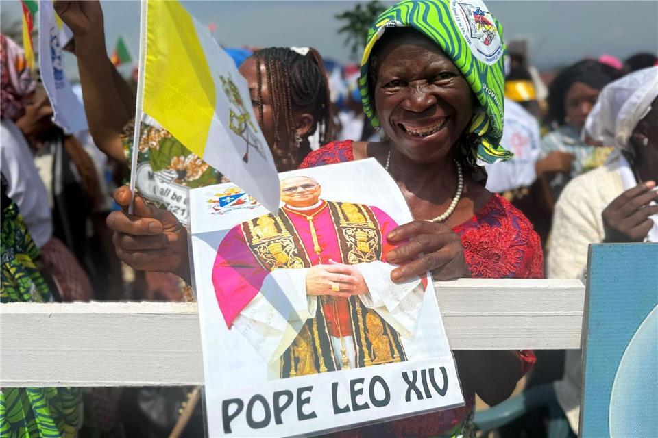 In Kamerun erwarten viele Menschen freudig den Papst.Christoph Sator/dpa