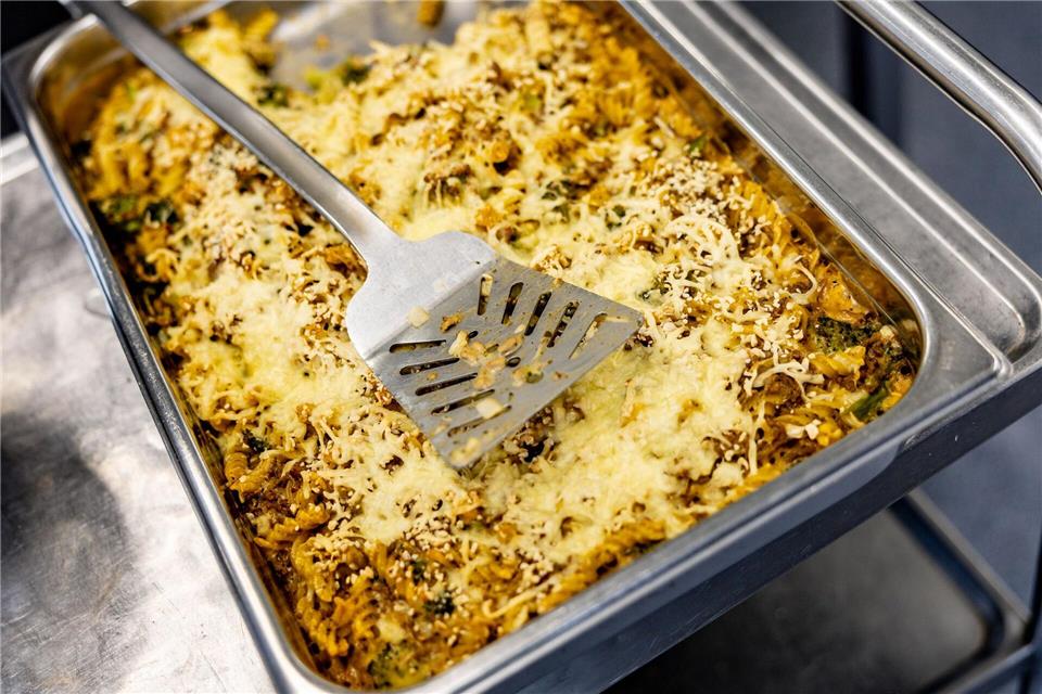 In Kantinen kann das Essen preiswert sein. (Symbolbild)Axel Heimken/dpa