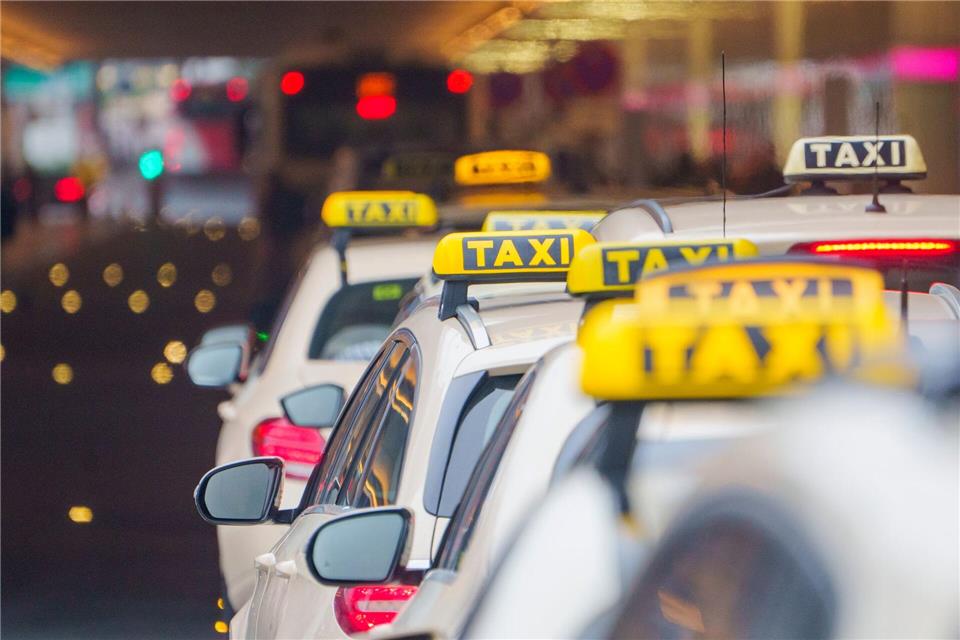 In Kassel sollen die Taxipreise pro gefahrenem Kilometer um 30 Prozent steigen. (Archivbild)Andreas Arnold/dpa