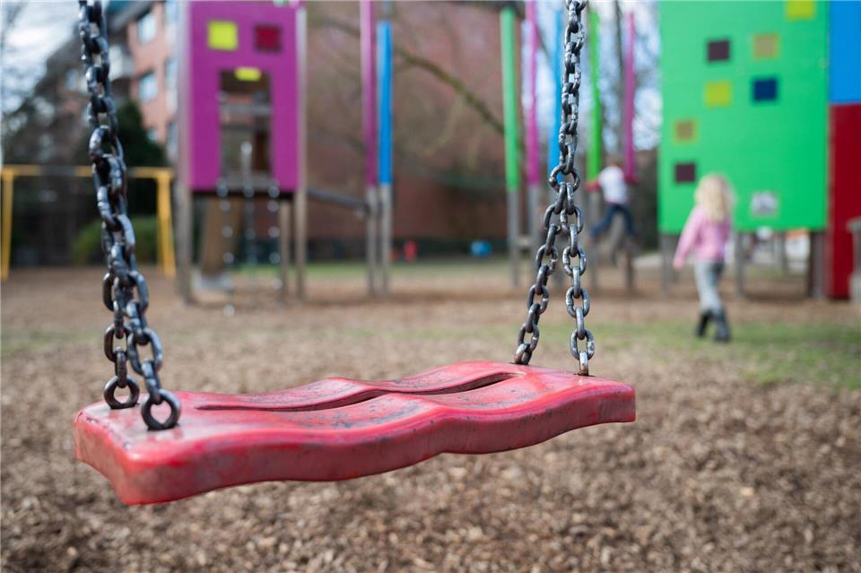 In Kempten durften Kinder bis zehn Jahre nur in Begleitung von Eltern oder älteren Jugendlichen auf den Spielplatz. Das ist nicht zulässig, sagen Verfassungsrichter. (Symbolbild)Julian Stratenschulte/dpa/dpa-tmn