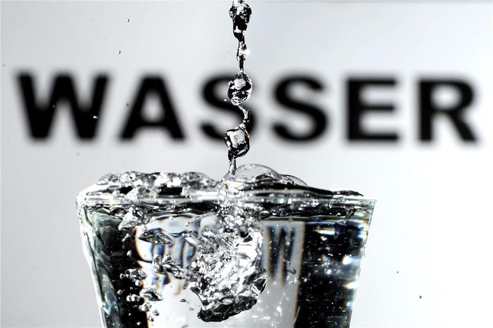 In Kiel nutzen die Menschen wegen der Hitze derzeit mehr Trinkwasser als sonst. (Symbolbild)Daniel Reinhardt/dpa