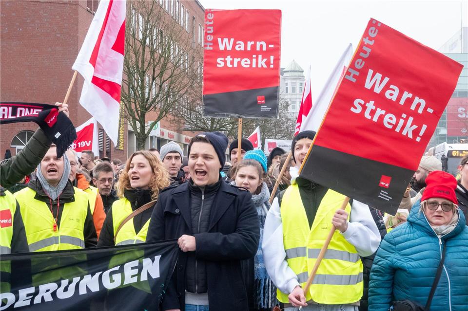 In Kiel sind etwa 1.500 Menschen anlässlich des Warnstreiks auf die Straße gegangen.Bodo Marks/dpa