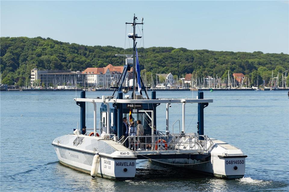 In Kiel wird der Forschungskatamaran MS „Wavelab“ in einem Projekt für autonomes Fahren eingesetzt. (Archivbild)Ulrich Perrey/dpa