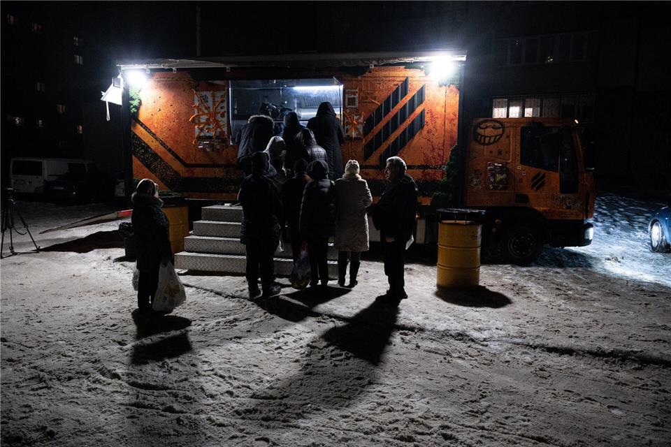 In Kiew stehen Bürger für warme Mahlzeiten Schlange, da es in vielen Häusern weder Strom noch Fernwärme gibt.Danylo Antoniuk/AP/dpa