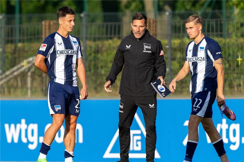 In Kitzbühel will Trainer Leitl (m.) die Hertha fit für die Saison machen. Soeren Stache/dpa