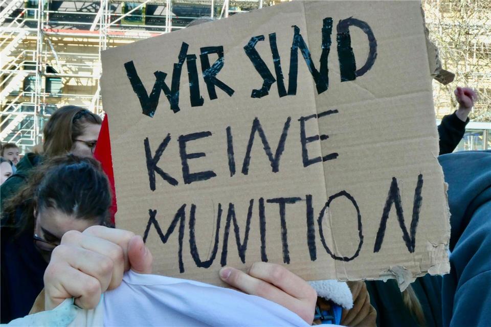 In Koblenz haben sich rund 150 junge Menschen dem bundesweiten Schulstreik angeschlossen. Alina Grünky/dpa