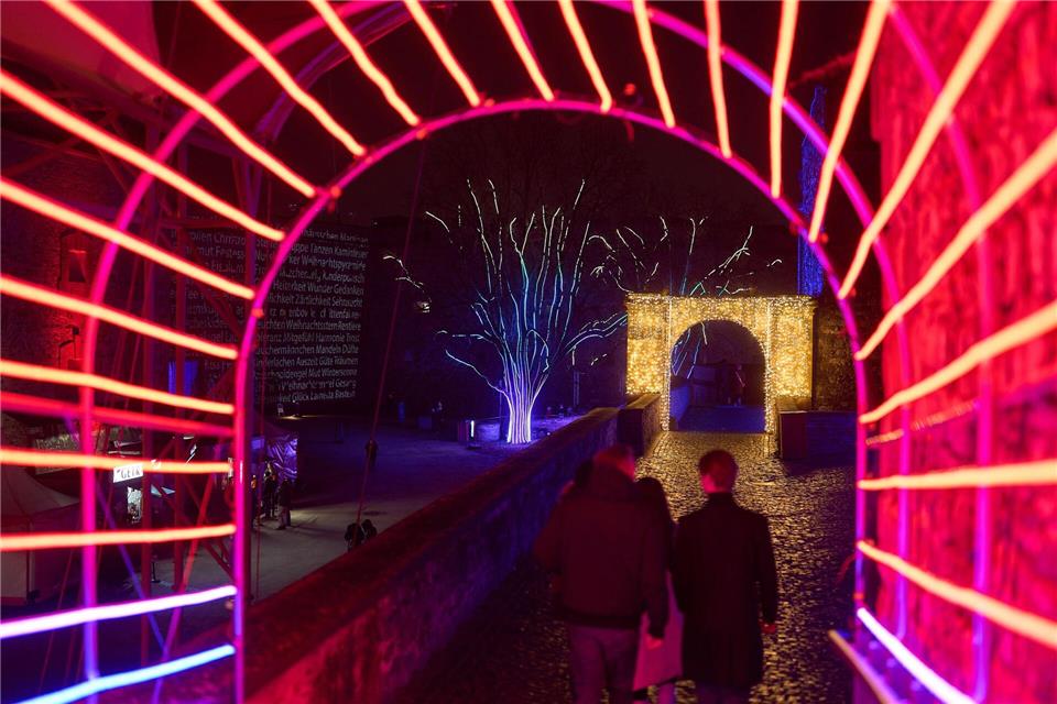 Wo Lichterfeste die dunklen Tage zum Leuchten bringen  In Koblenz schmücken Lichter ab dem 20. November wieder die Festung Ehrenbreitstein. (Archivbild) Thomas Frey/dpa