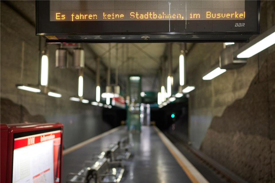 In Köln fahren auch am Mittwoch keine Stadtbahnen wegen eines Warnstreiks im Werkstattbereich. Der Busbetrieb wird aufrechterhalten. (Archivbild)Henning Kaiser/dpa