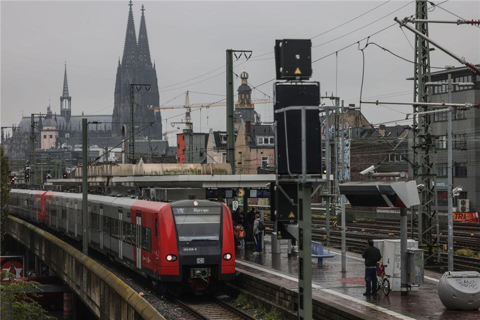 In Köln kommt es am Samstag zu Störungen im Zugverkehr. (Archivbild)Oliver Berg/dpa