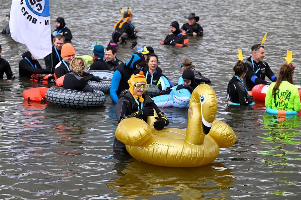 In Köln sind heute trotz kühler Temperaturen zahlreiche Menschen im Rhein schwimmen gegangen - sie nahmen an einer Aktion des Deutschen Unterwasser Clubs teil. Roberto Pfeil/dpa