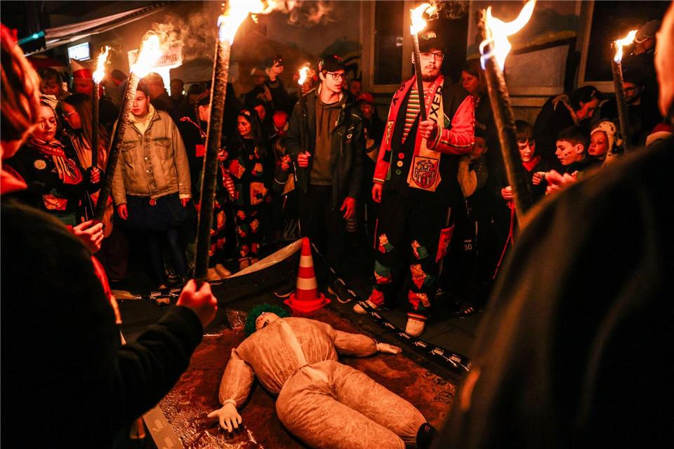 In Köln verbrannten Karnevalisten den Nubbel.Oliver Berg/dpa