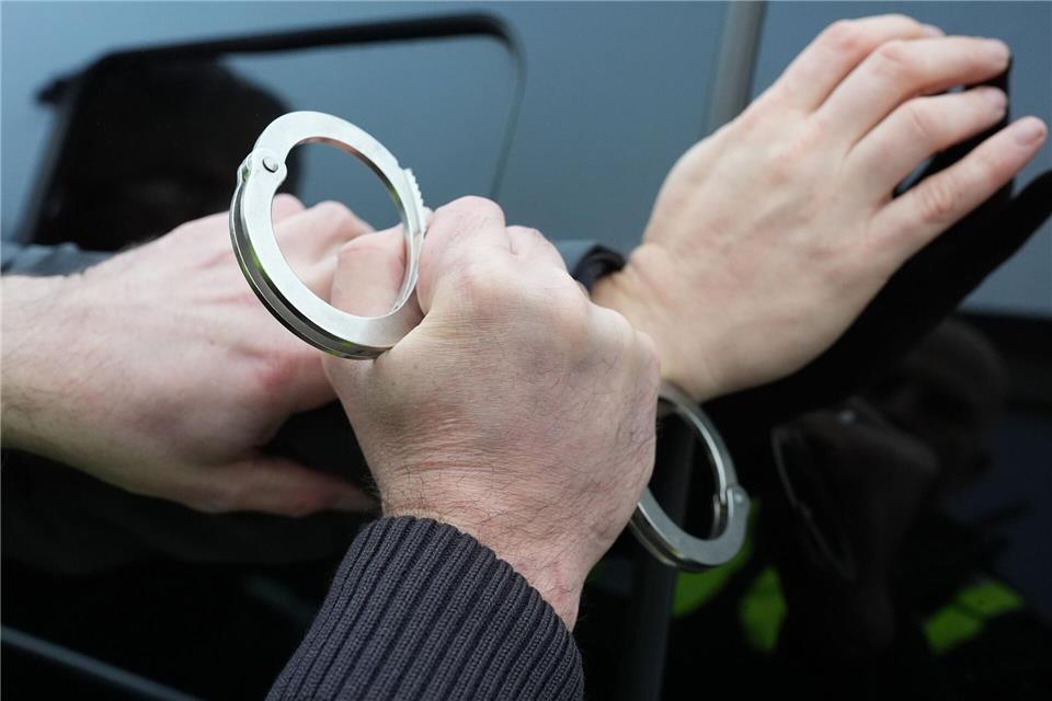 In Köpenick brachte die Polizei einen Randalierer in Handschellen ins Krankenhaus (Symbolbild)  Marcus Brandt/dpa
